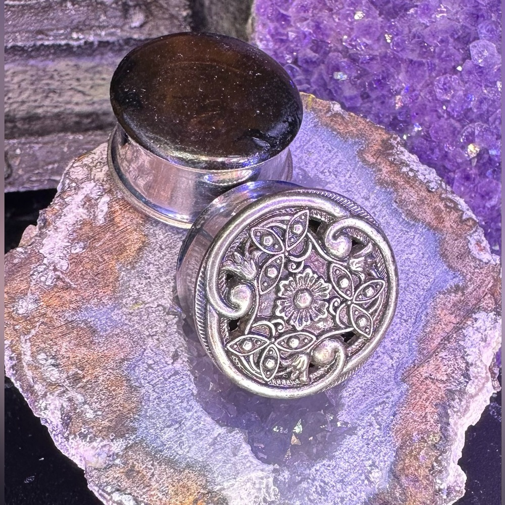 Beautiful silver design 1”/25mm unisex plugs